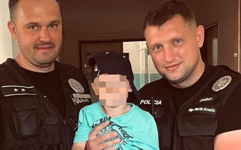 Slovenskí policajti zachránili nahého a bosého 3-ročného chlapca. Z domu utiekol opitej matke, nafúkala 2,65 promile.