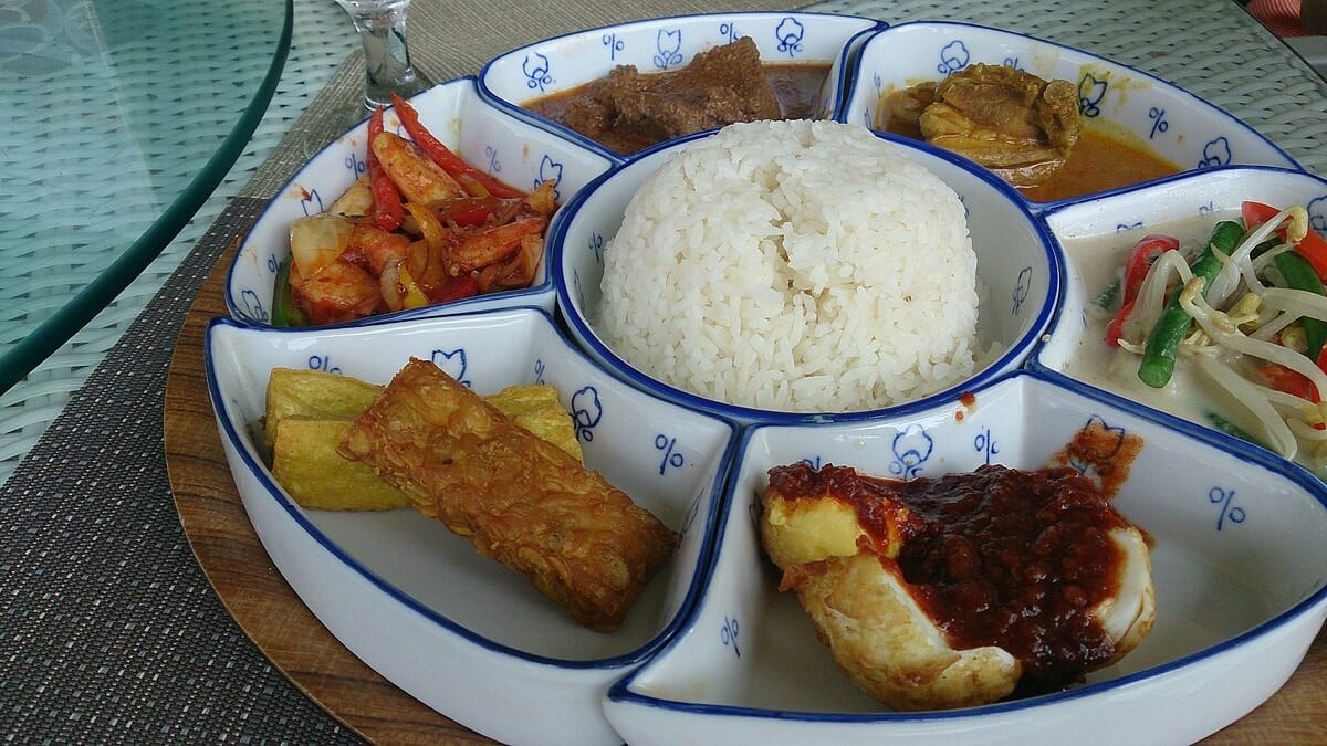 10. místo: Nasi padang, Asie – jídlo pojmenované po městě Padang v Indonésii. Jde o kombinaci rýže (nasi) a řady tradičních pokrmů právě z této oblasti, nejčastěji třeba hovězího masa, tempehu, vajec nebo různých druhů ovoce či zeleniny.