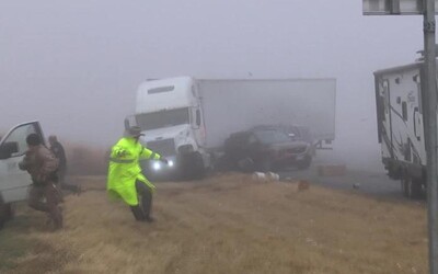 Vodič nákladiaka pri jazde v hmle spôsobil nehodu a zranil dvoch ľudí. Dramatické chvíle zaznamenala kamera.