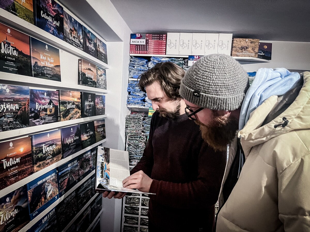 Sprievodca Martin (v hnedom svetri) nám ukazuje knihy.