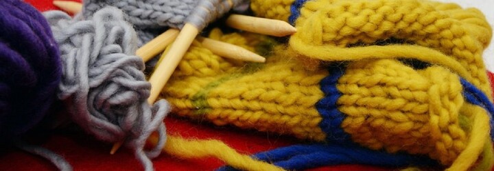 Češi založili projekt, díky kterému můžeš mít vlastní pletené ponožky od babičky. Každý pár je skutečný originál