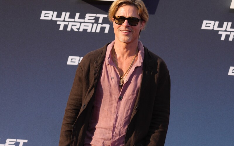 Brad Pitt prišiel na premiéru svojho nového filmu v ľanovej sukni.