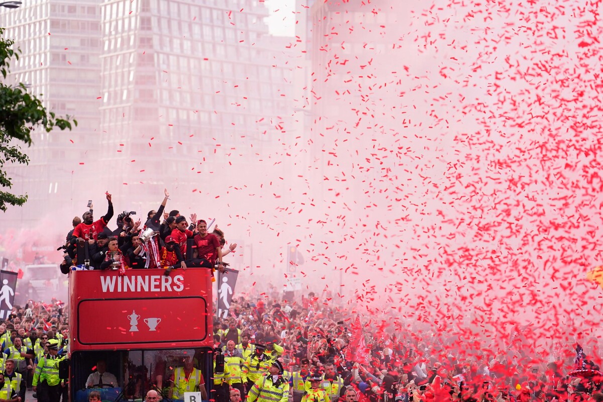 Konfety lietajú vo vzduchu počas osláv triumfu futbalistov FC Liverpool v Pohári FA a v Ligovom pohári v Liverpoole v nedeľu 29. mája 2022.