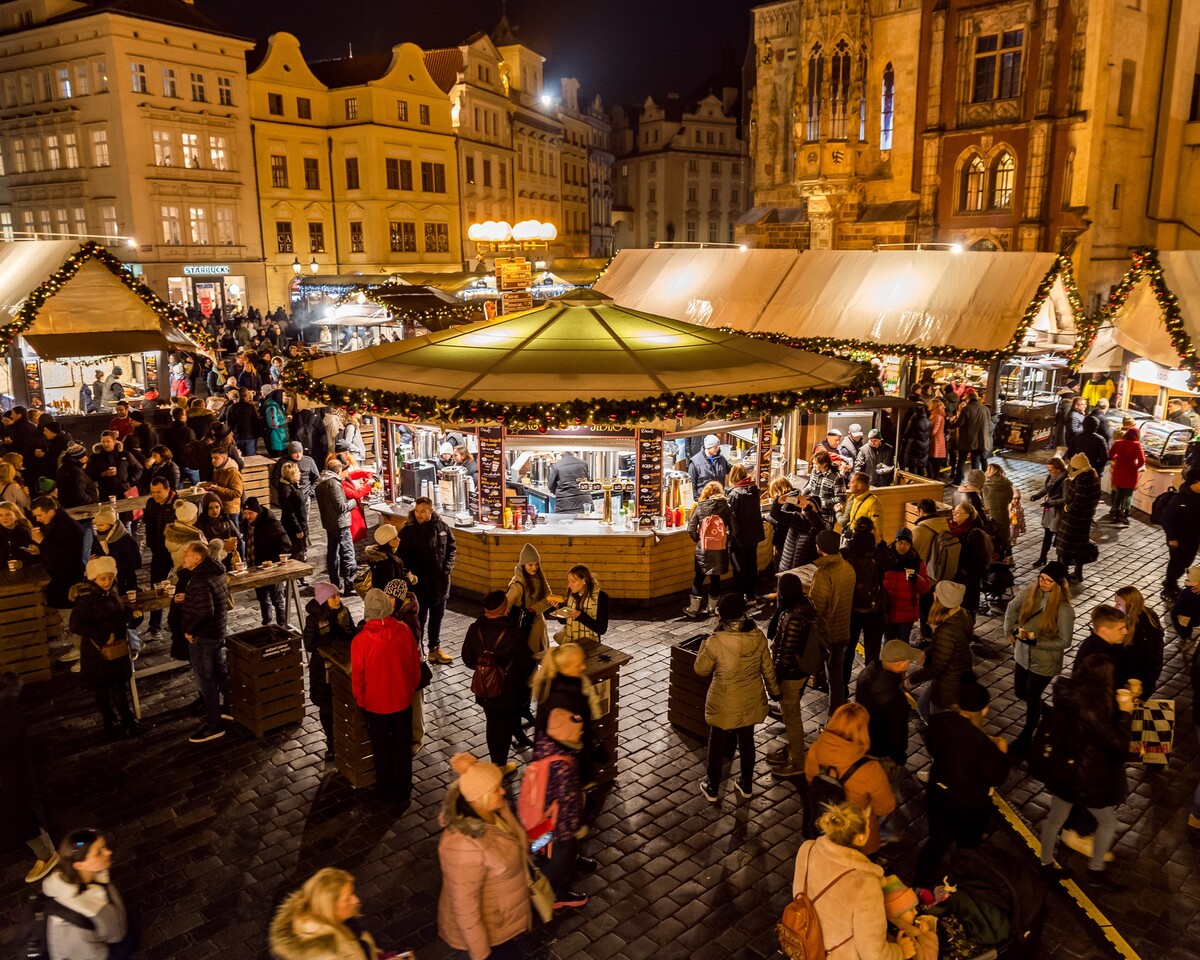 Vánoční trhy na pražském Staroměstském náměstí.