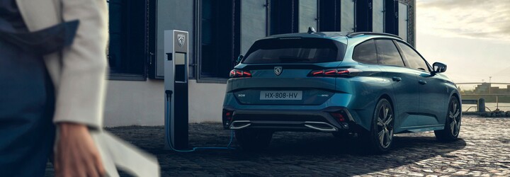 Peugeot predstavuje model 308 už aj ako praktickejšie kombi, štýl mu opäť nechýba