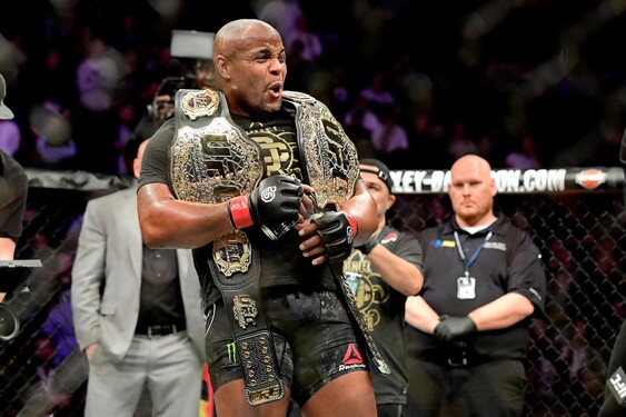 Daniel Cormier je bývalým dvojnásobným šampionem, který získal opasek v polotěžké a těžké váze. Po ukončení kariéry se stal v UFC komentátorem. Za kariéru posbíral 22 výher a jen 3 porážky. Jak se jmenuje zápasník, se kterým prohrál své dva poslední zápasy?