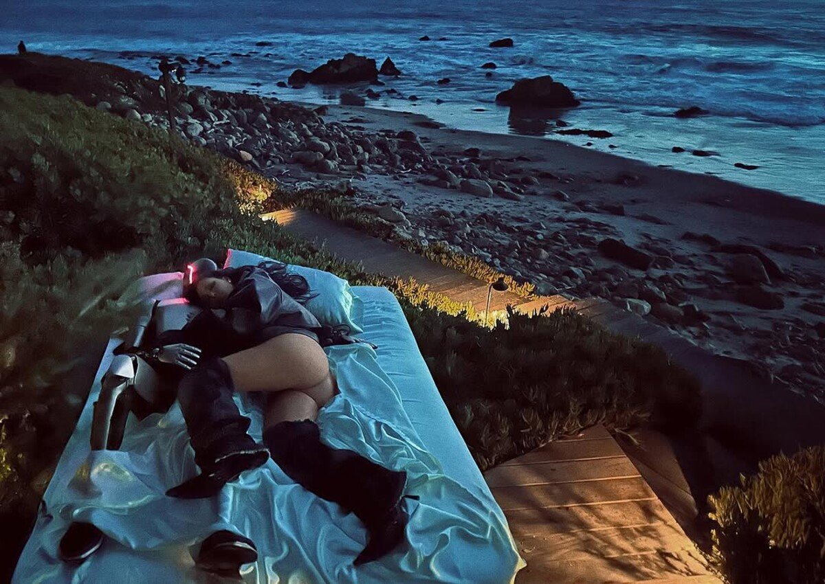 kim kardashian, tesla, robot