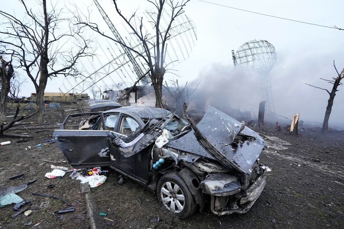 Kouř stoupá z poškozeného radarového pole, které se nachází v prostorách ukrajinské vojenské jednotky na předměstí města Mariupol v Doněcké oblasti na jihovýchodě Ukrajiny. Čtvrtek 24. února 2022.