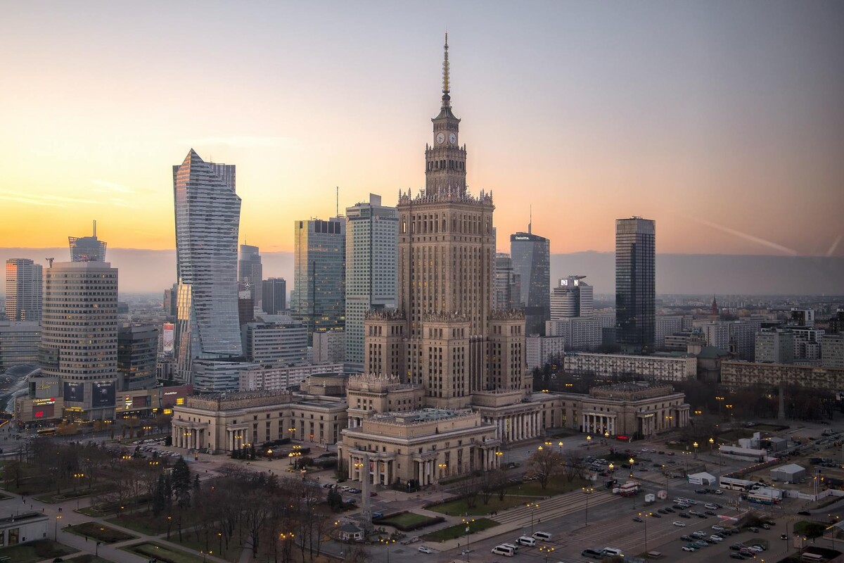 Vo Varšave sa nachádza najvyššia budova v Európe. 