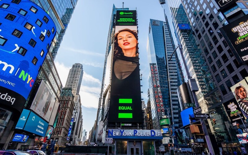 Berenika Kohoutová se objevila na Times Square. Zpěvačky podle ní potřebují posílit sebevědomí.