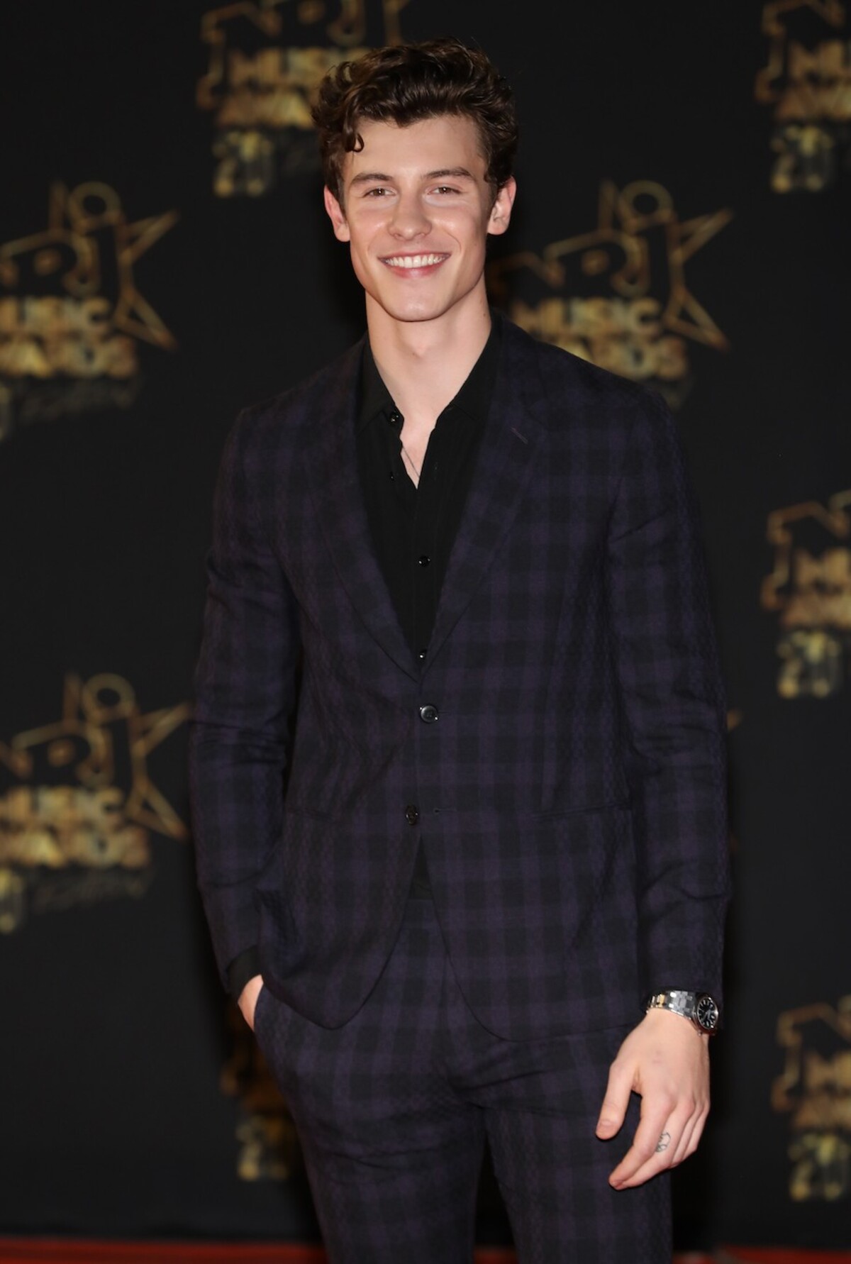 Na prirodzený styling nedá dopustiť ani Shawn Mendes.