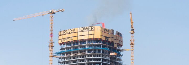 AKTUÁLNE: Nad rozostavanou Eurovea Tower v Bratislave bolo vidno hustý čierny dym. Na streche budovy horel kompresor