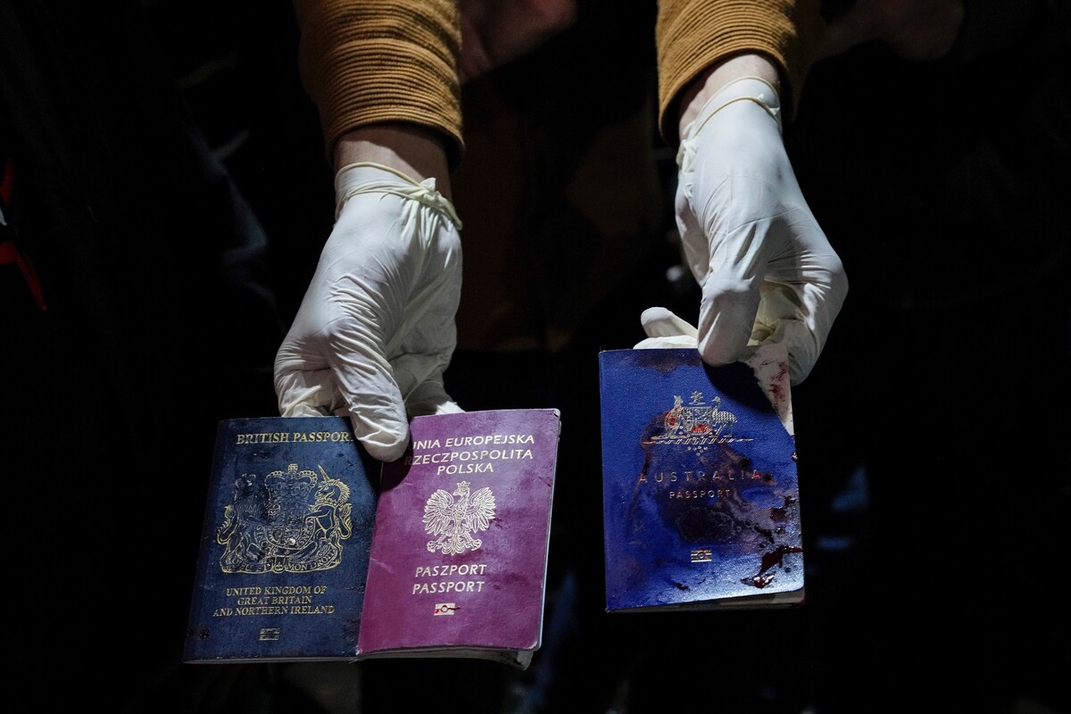 Cestovní pasy zabitých humanitárních pracovníků.