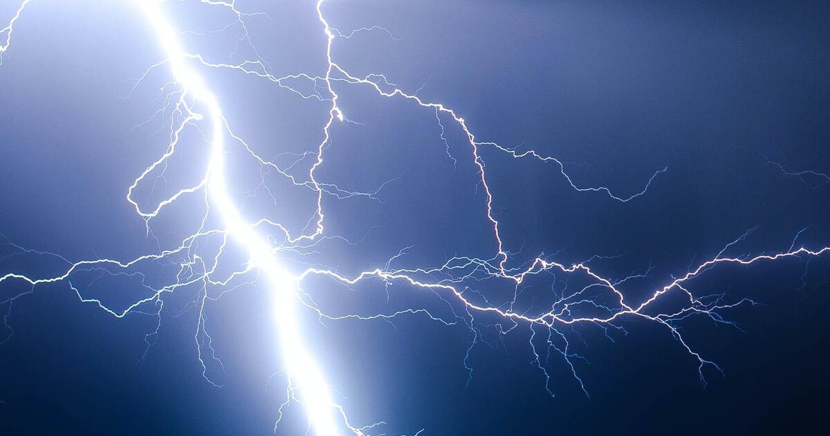 Předpověď počasí: Česko čekají vysoké teploty i bouřky. Meteorologové stále varují před požáry