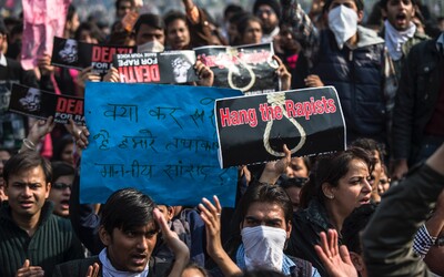 V Indii protestují kvůli propuštění 11 mužů, kteří se dopustili hromadného znásilnění.