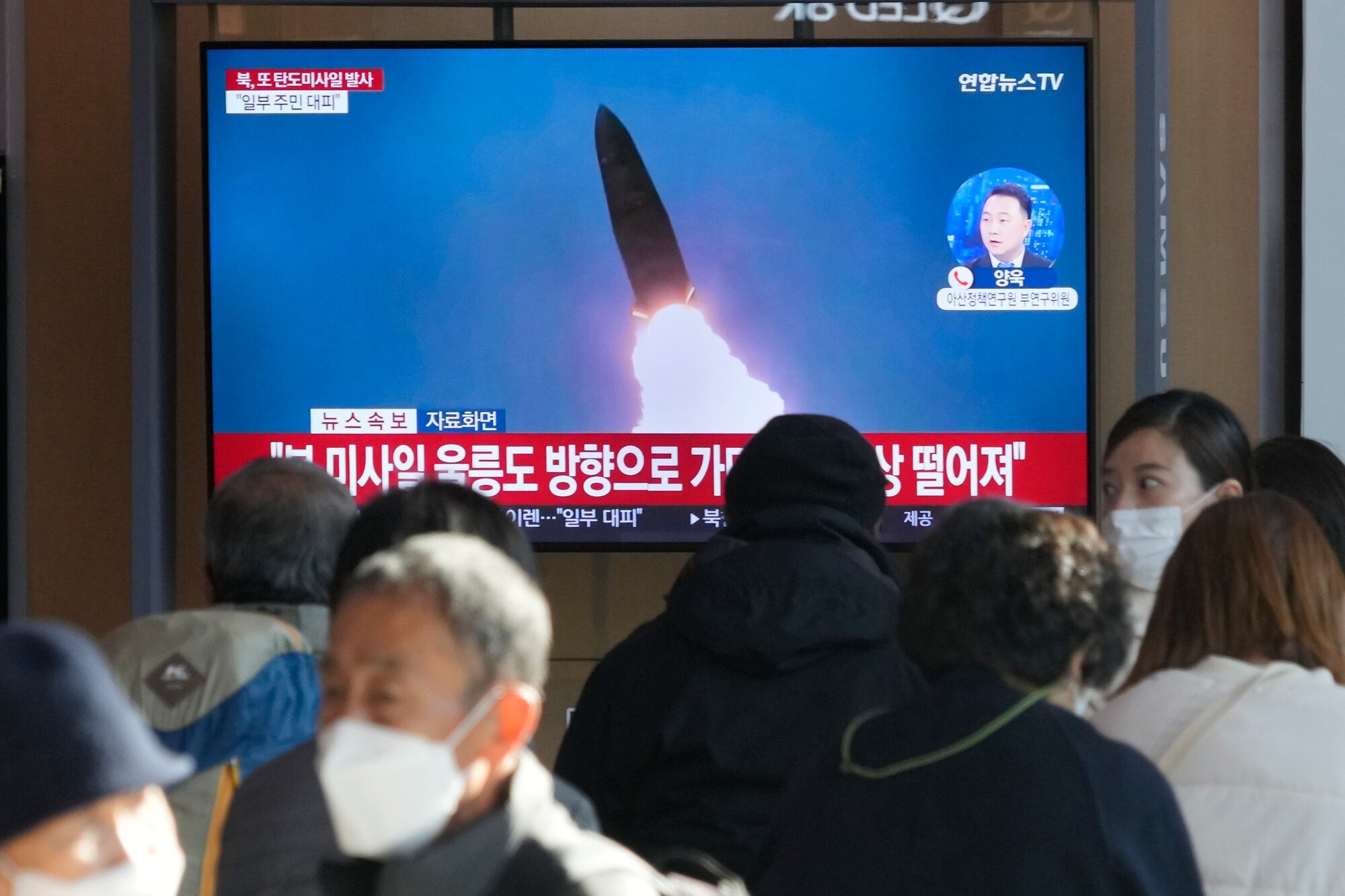 Ľudia sledujú zábery vypálenia rakety Severnou Kóreou počas vysielania správ na železničnej stanici v Soule. (2. novembra 2022)