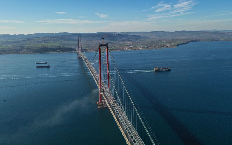 V Turecku otevřeli nejdelší visutý most na světě. Spojuje Evropu a Asii.