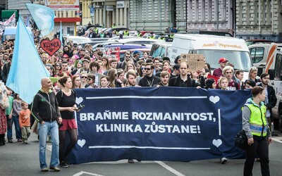 Historie pražských squatů: Kliniku zapálili extremisti a na střechu Milady se squatteři slaňovali