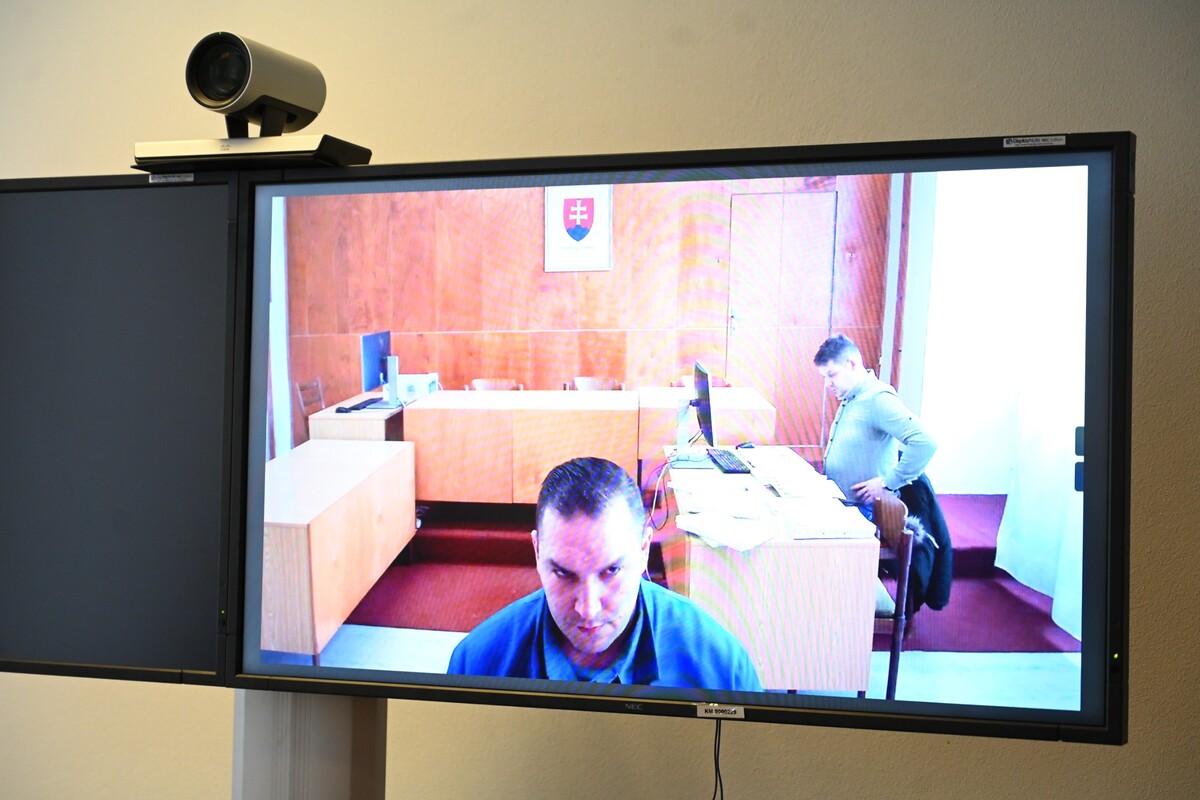Juraj Hossu na súde z 22. februára 2023, na ktorom sa zúčastnil cez telemost.