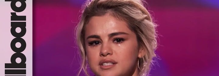 Selena Gomez neudržela slzy, když si od kamarádky, která jí darovala ledvinu, přebírala cenu Žena roku. Bez ní by na pódiu nestála