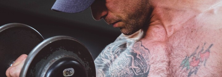 Pro svaly a břišáky nemusíš chodit do posilovny. „Cvičením doma můžeš dosáhnout skvělých výsledků,“ říká česká fitness trenérka