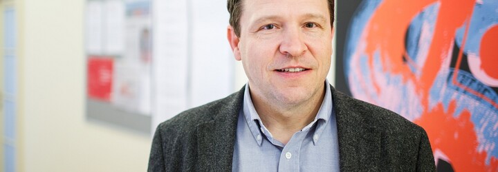 Zavedení školného? Studenti by během studia nemuseli pracovat a pomohlo by i sociálně slabším, říká autor návrhu Daniel Münich