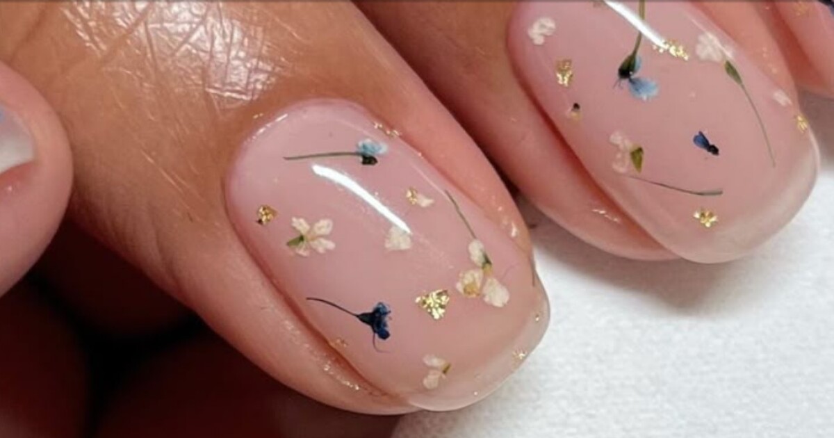 Milk Bath Nails ovládly jaro: Minimalismus s květinovým twistem