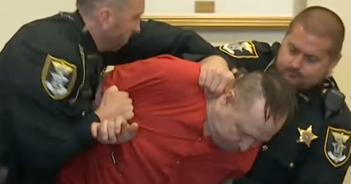 Video: Vrah v USA trefil loktem do obličeje svého právníka chvíli před odsouzením k trestu smrti