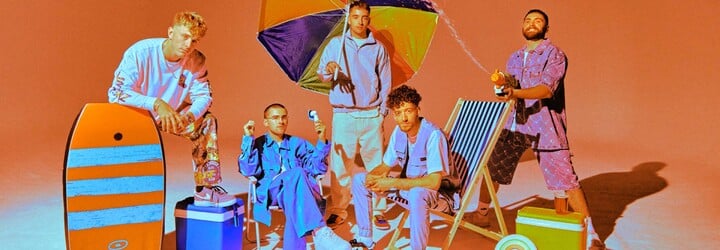 Pojď ven: V Praze se bude rozdávat radost, přijedou Metronomy a Easy Life. Brno přivítá Camo & Krooked