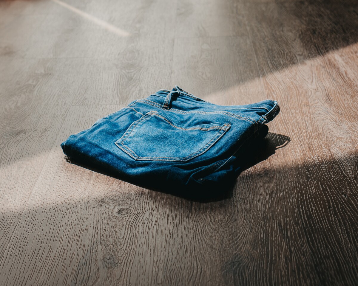 Jedny kvalitné džínsy ti vedia vydržať naozaj dlho. Načo si neustále kupovať nové, ale zato nekvalitné?