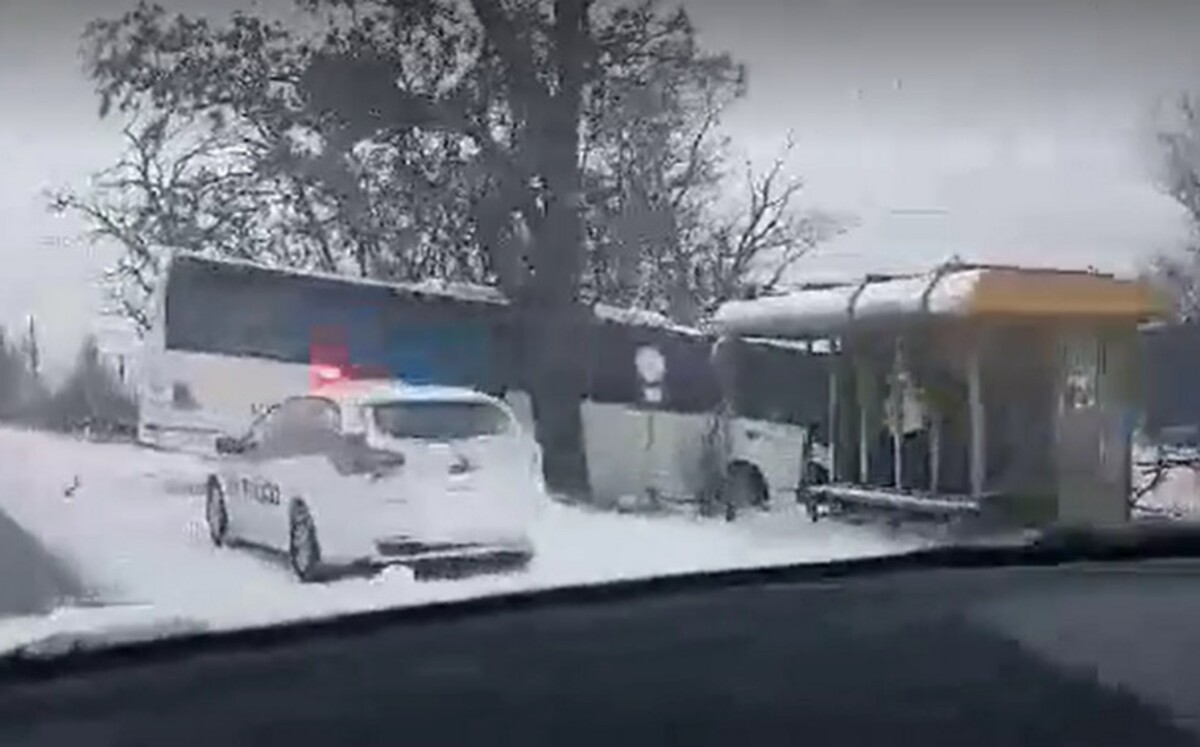Zemplín trápi silný vietor a husté sneženie, dopravné nehody situáciu komplikujú.