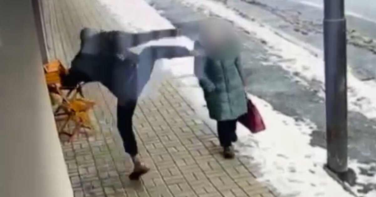 Muž napadl na ulici v Chebu seniorku, kopnutím do hlavy ji srazil k zemi. Skončila v péči lékařů