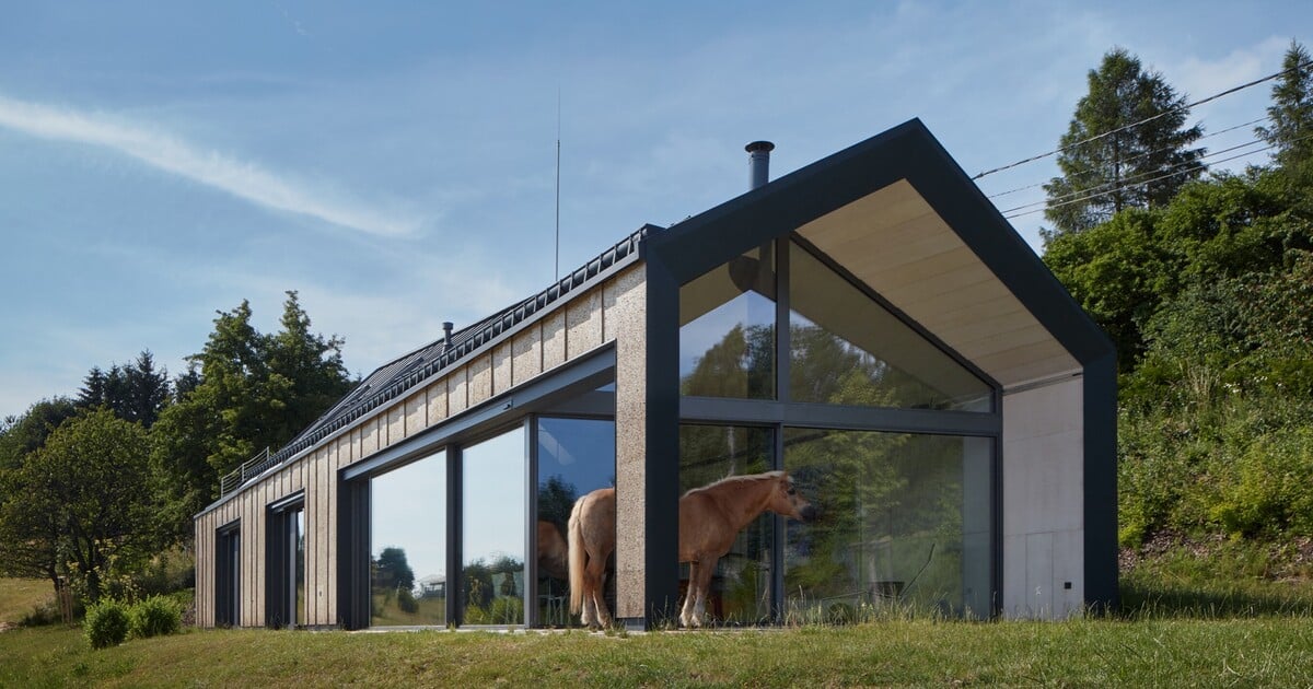 FOTO: Do tohoto netradičního domu v zajetí české přírody se zamiluješ na první pohled. Nabízí výhledy, jaké jinde nenajdeš