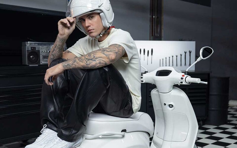 Justin Bieber navrhl vlastní skútr Vespa. Součástí je také helma a sada cestovních doplňků.
