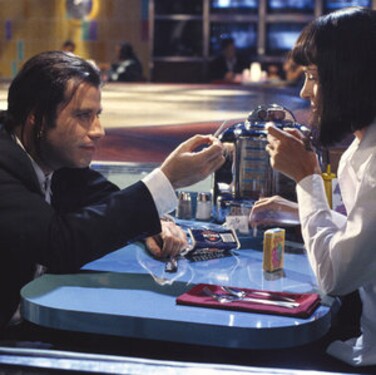 Když se ve filmu Pulp Fiction vydají Mia a Vincent do restaurace Jack Rabbit Slims, která ikona 50. let je obsluhuje?
