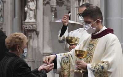 Vráťte ľuďom čo najskôr bohoslužby, žiadajú biskupi vládu. Náboženský život podľa nich nemôže fungovať cez obrazovky.