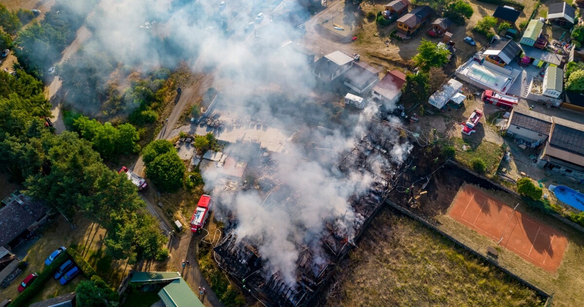 Požár u Orlíku: Shořela restaurace a karavan, škoda je za více než milion korun