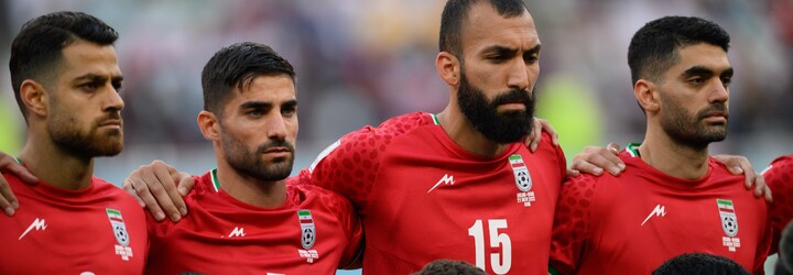 Íránští fotbalisté na protest proti režimu nezpívali hymnu na mistrovství světa