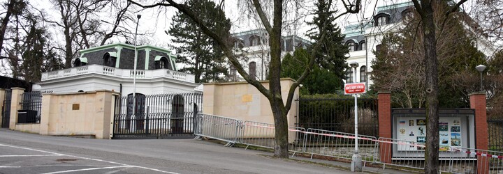 Ruskou ambasádu v Praze postříkali aktivisté kečupem. Symbolizovat měla krev obětí výbuchu ve Vrběticích