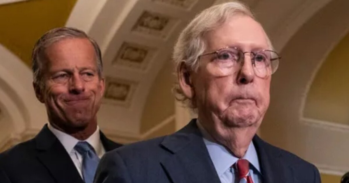 Americký senátor se zasekl.... v řeči během tiskové konference, museli ho odvést