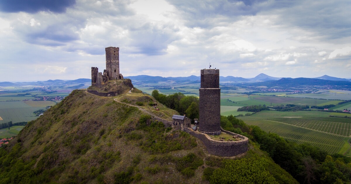 Hrad Házmburk je králem Českého středohoří. Miloval ho Karel Hynek Mácha a možná tu potkáš i bílou paní