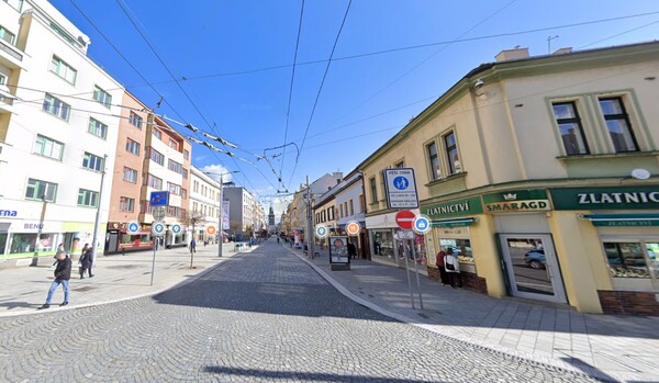 Na obrázku můžeš vidět záběr z centra devátého největšího českého města, které je známé výrobou perníku či českým dostihovým závodem. Za návštěvu stojí také místní historické centrum či historicky ceněná budova Automatické mlýny. 