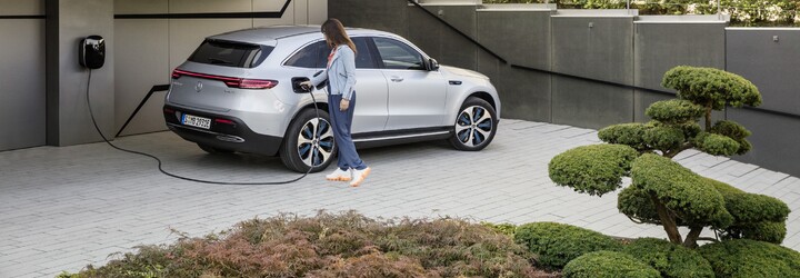 Jeden z prvých prémiových elektromobilov je na svete. Nové EQC má 408 koní a dojazd 450 km