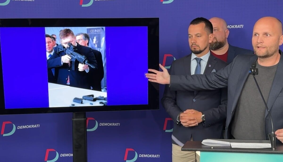 demokrati tlacovka
