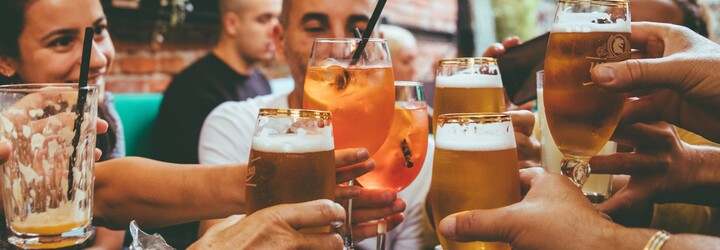Žádné množství alkoholu není zdravé, pokud ti je méně než 40 let, tvrdí studie
