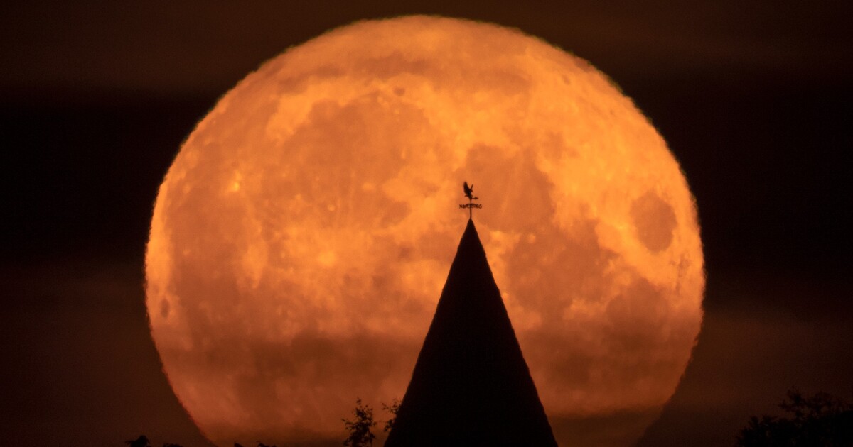 Dneska nás čeká vzácný superúplněk. Co to znamená a jak ho pozorovat?