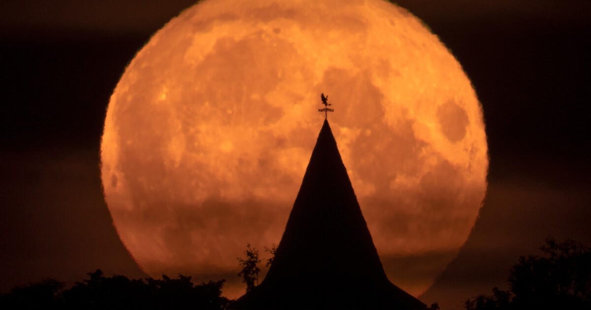 Noční oblohu prozáří modrý superúplněk. Kdy ho sledovat?