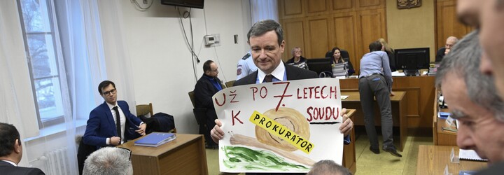 Krabice od vína se 7 miliony korun a roky trvající obstrukce. Toto jsou klíčové momenty kauzy Davida Ratha, od níž uběhlo 10 let
