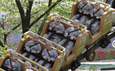 V japonských zábavních parcích zakázali křičet na horských drahách, aby se nešířil koronavirus. Týká se to všech venkovních atrakcí.