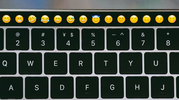 Ktorá kombinácia kláves ti zobrazí galériu emoji? 